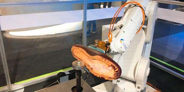 某鞋厂 以2000转速度将鞋底放在打磨机下面打磨，没有想到会这样的