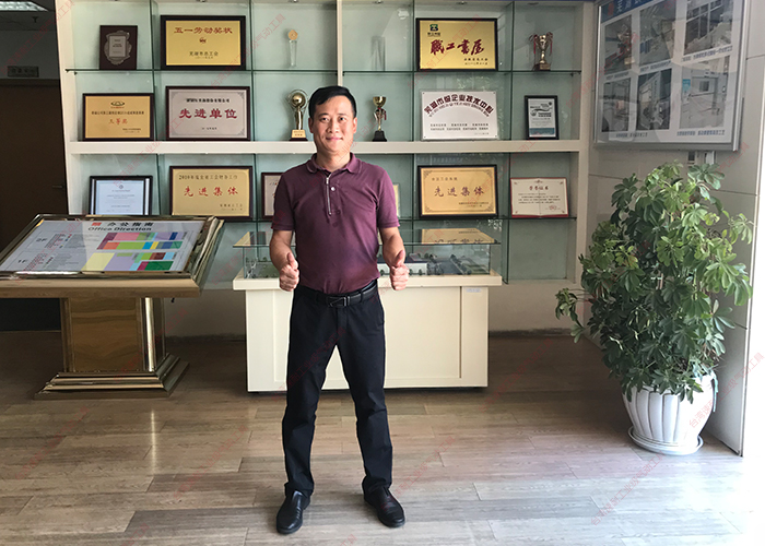 台湾樱桃播放器万里扬荣誉证书前留念