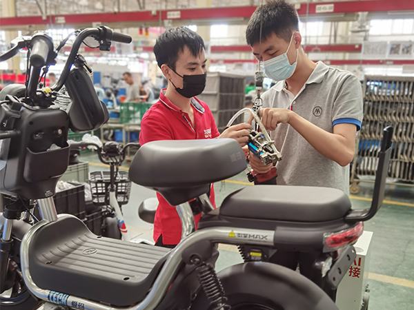 樱桃播放器技术负责人协助爱玛员工