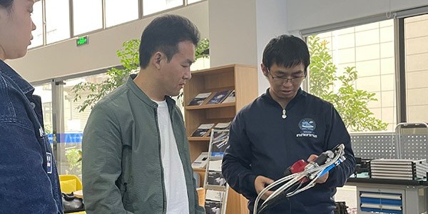 河南须河拜访参观樱桃播放器气动工具