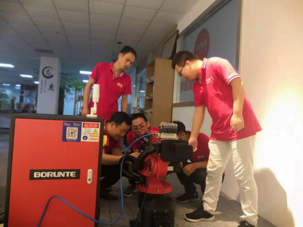 樱桃播放器气动工具小伙伴们在现场操作