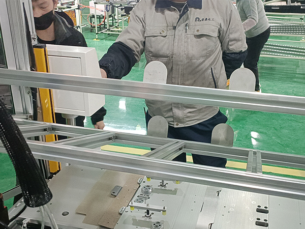 樱桃播放器汽车配件铆接的自动拉钉机成功为荣泰电工提供铆接樱桃网站成年免费观看