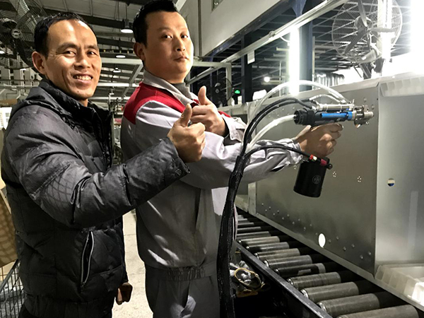 加藤员工使用樱桃播放器自动拉钉机