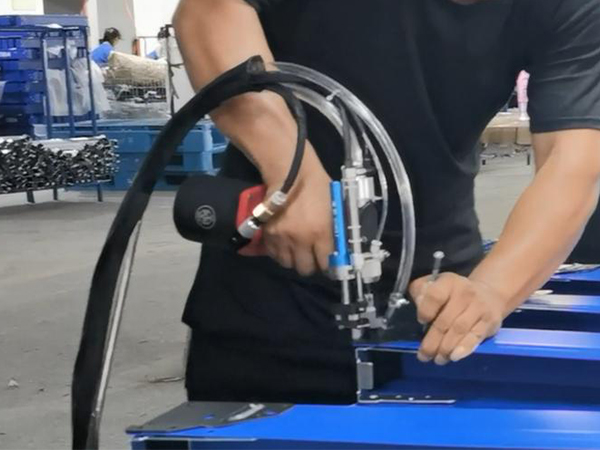 同超钣金采购樱桃播放器自动拉钉机