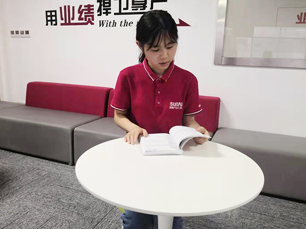 樱桃播放器气动工具员工在认真的学习
